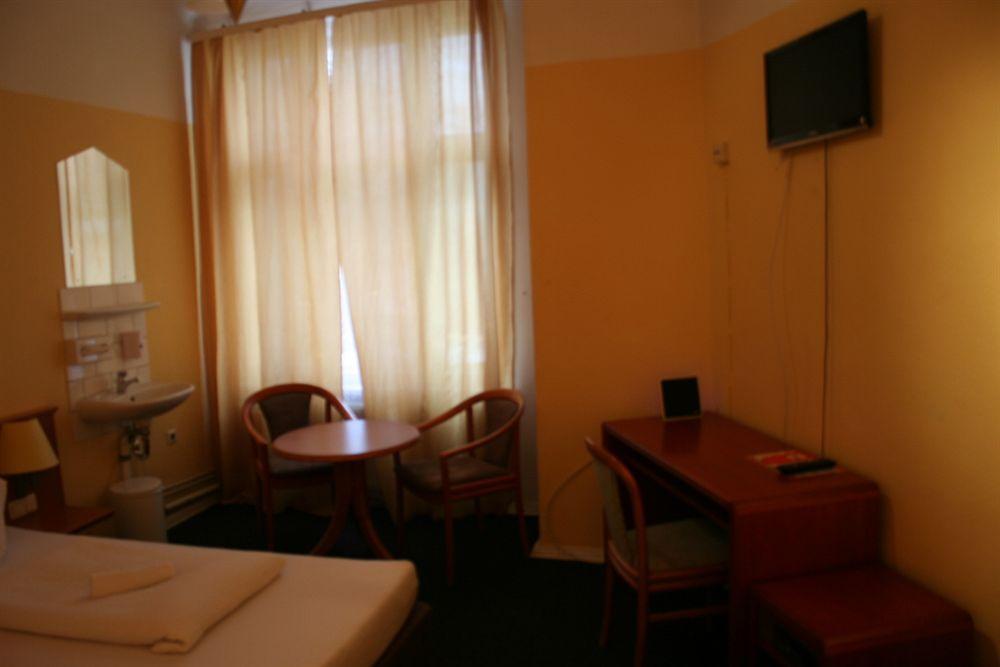 Hotel-Pension Adamshof Berlin Extérieur photo