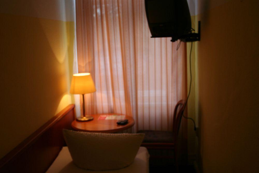 Hotel-Pension Adamshof Berlin Extérieur photo