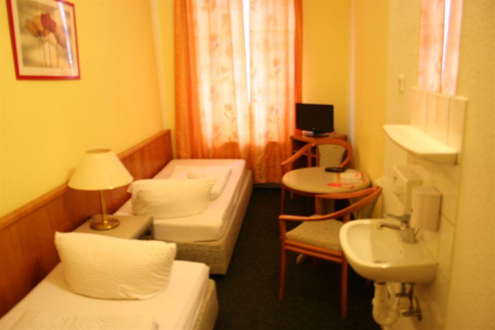 Hotel-Pension Adamshof Berlin Extérieur photo