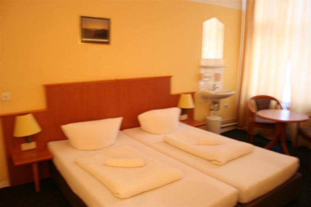 Hotel-Pension Adamshof Berlin Extérieur photo