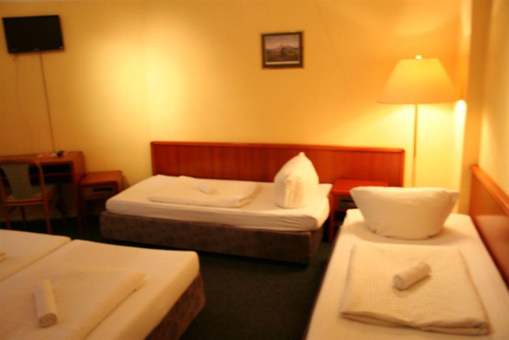 Hotel-Pension Adamshof Berlin Extérieur photo
