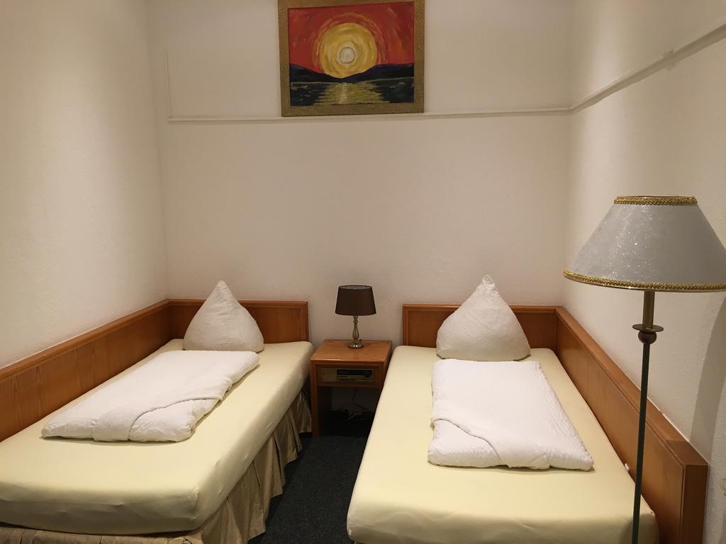 Hotel-Pension Adamshof Berlin Extérieur photo