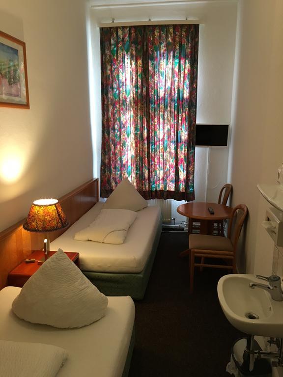 Hotel-Pension Adamshof Berlin Extérieur photo