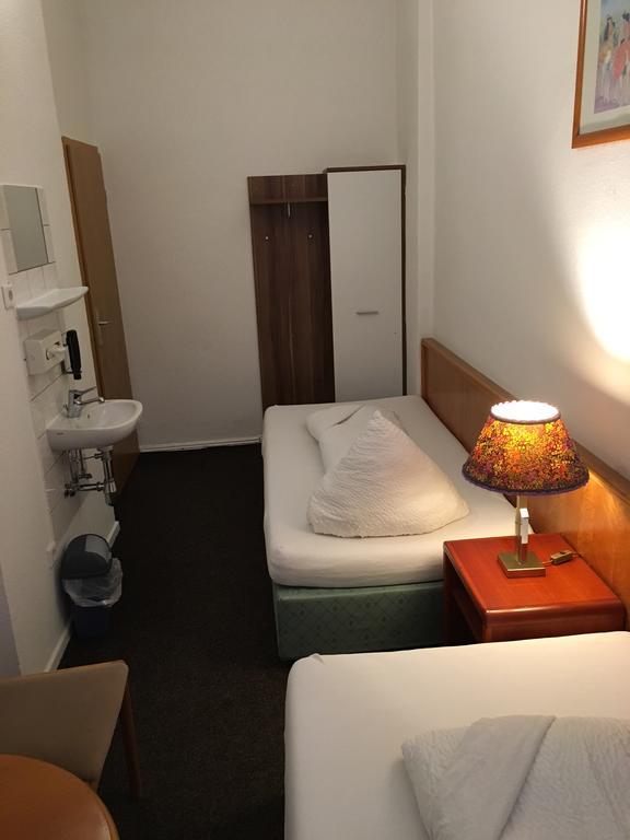 Hotel-Pension Adamshof Berlin Extérieur photo