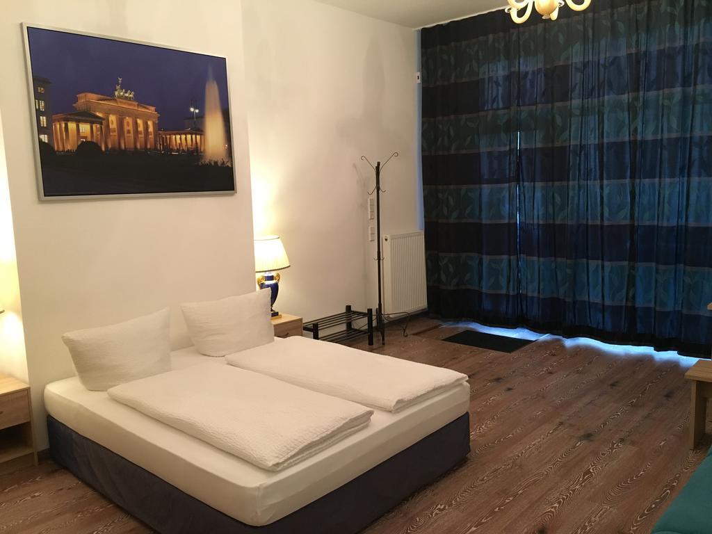 Hotel-Pension Adamshof Berlin Extérieur photo