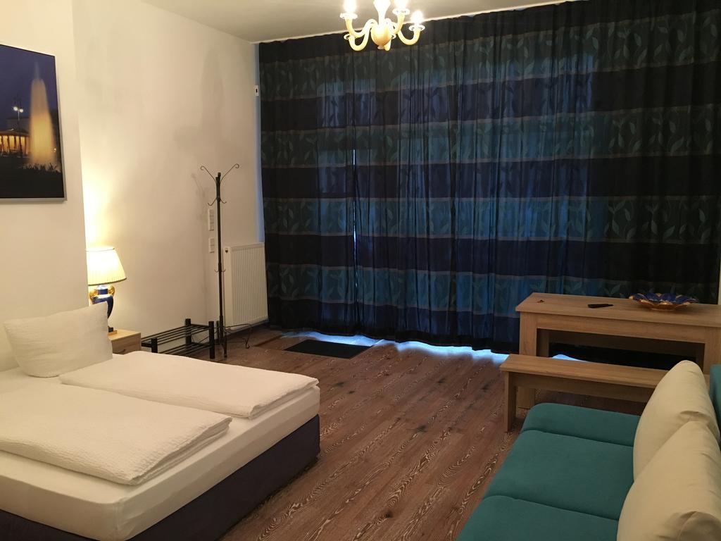 Hotel-Pension Adamshof Berlin Extérieur photo