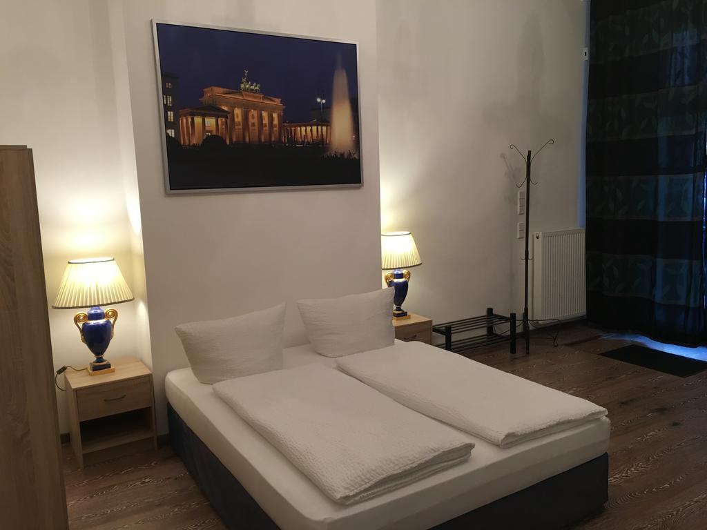 Hotel-Pension Adamshof Berlin Extérieur photo