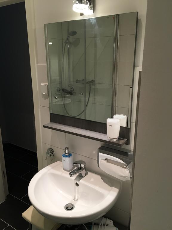 Hotel-Pension Adamshof Berlin Extérieur photo