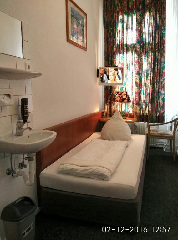 Hotel-Pension Adamshof Berlin Extérieur photo