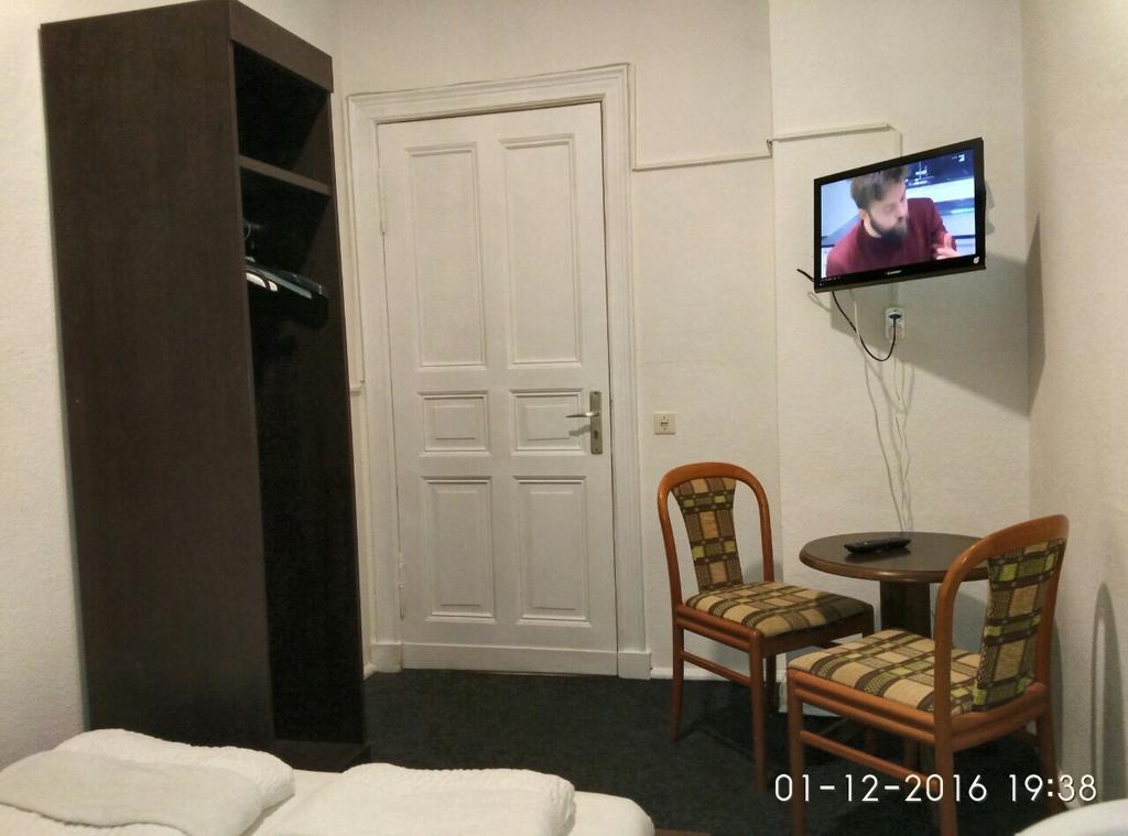 Hotel-Pension Adamshof Berlin Extérieur photo