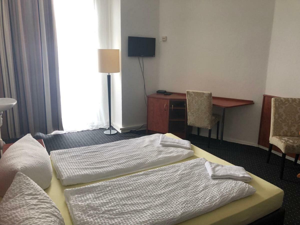 Hotel-Pension Adamshof Berlin Extérieur photo