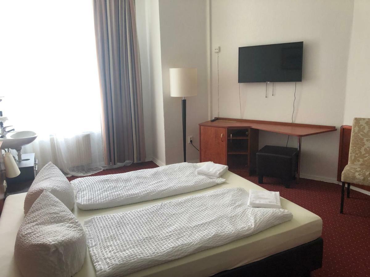 Hotel-Pension Adamshof Berlin Extérieur photo